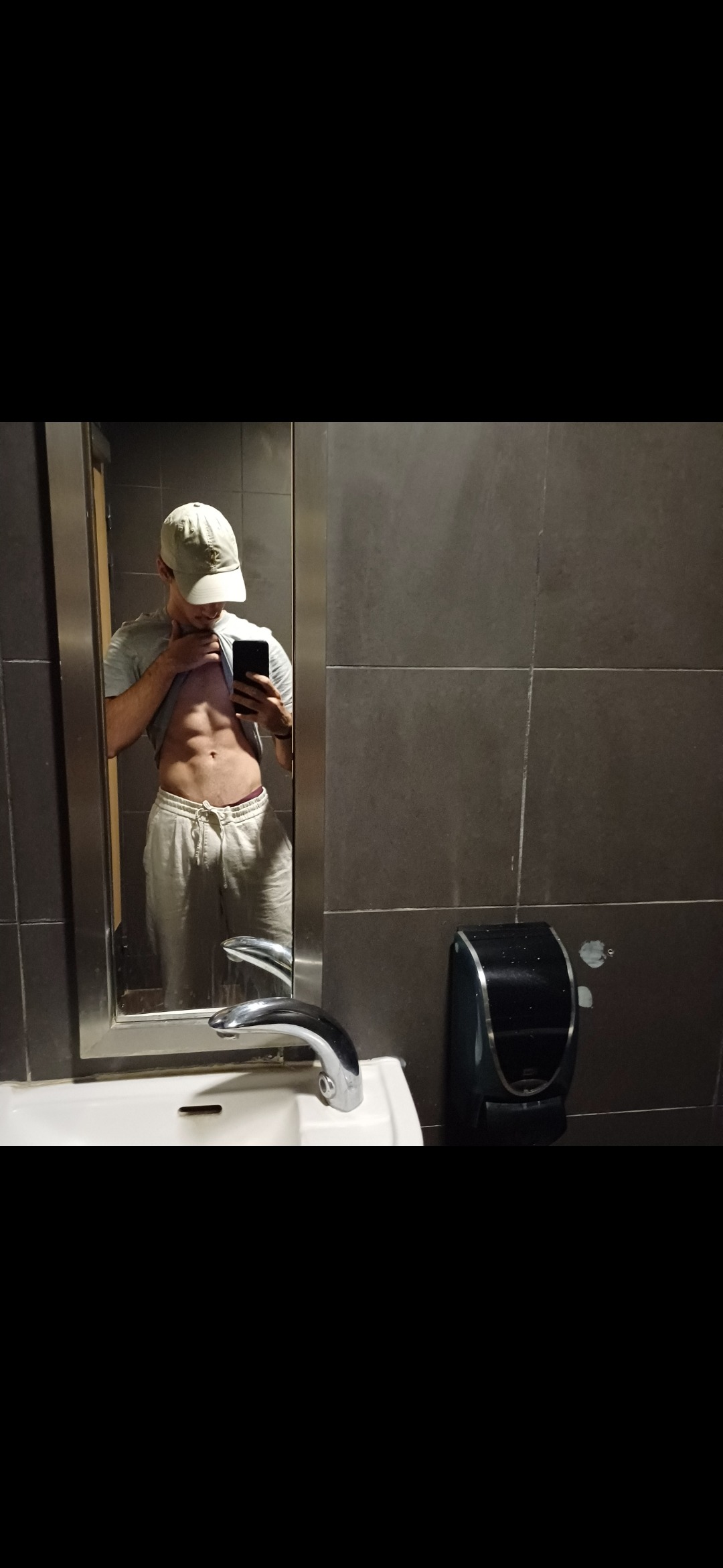 Profil de Saloum, 21 ans, Club gay à Schweizersholz